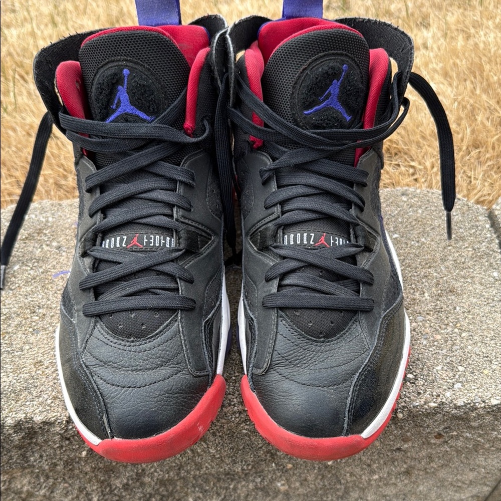 Jordan Jumpman Two Trey basketball shoes 
Air Jordan Black and Red Sneakers